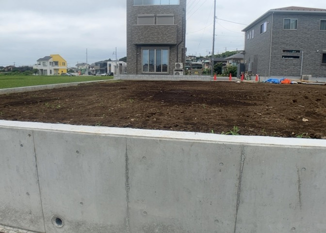 【外観】 | 土地を買う際、住む地域の自治体や福祉の補助制度にも注目してみましょう。子供や老人の医療補助やゴミ出しのルールなど、自治体によってルールに大きな違いがあるため、暮らしやすい土地で判断するとよいでしょう。