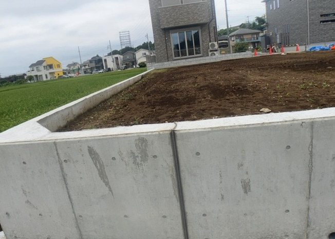 【外観】 | 土地購入を検討されている場合、境界杭がない状態で購入してしまうと境界確定測量をする必要があり、費用がかかります。購入の前に、売主、隣土地所有者立ち合いのもと境界を確定し境界杭を設置するのがベストです。