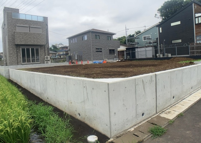 【外観】 | 家を建てる前提で土地を探している場合、地盤の丈夫さは譲れない条件の一つです。地盤が脆弱だと追加工事が必要となります。また、過去に地盤沈下や液状化現象を起こした土地は、できるだけ避けた方がいいでしょう。