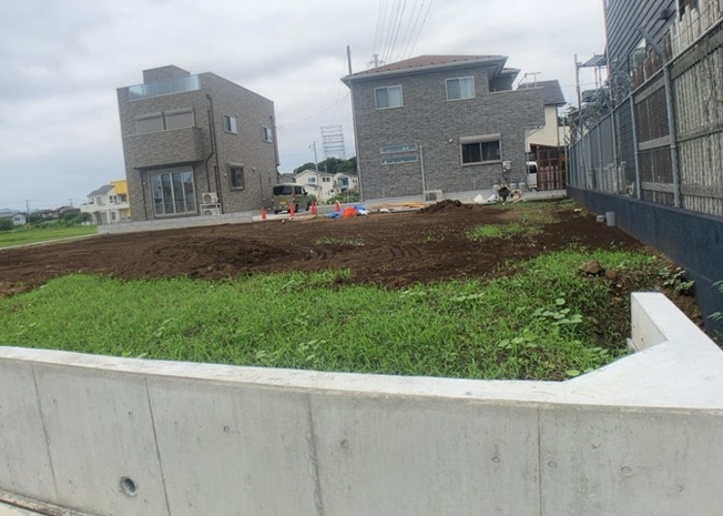 【外観】 | 土地購入を検討されている場合、境界杭がない状態で購入してしまうと境界確定測量をする必要があり、費用がかかります。購入の前に、売主、隣土地所有者立ち合いのもと境界を確定し境界杭を設置するのがベストです。