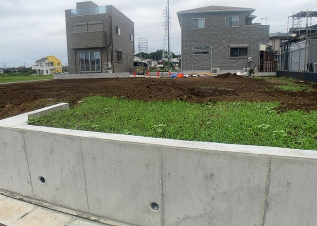 【外観】 | 家を建てる前提で土地を探している場合、地盤の丈夫さは譲れない条件の一つです。地盤が脆弱だと追加工事が必要となります。また、過去に地盤沈下や液状化現象を起こした土地は、できるだけ避けた方がいいでしょう。