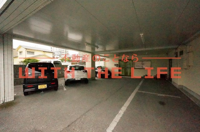 ハイランド松ヶ枝【キャッシュバック対象物件】の駐車場|駐車場があるので、車を買う予定の方も安心です