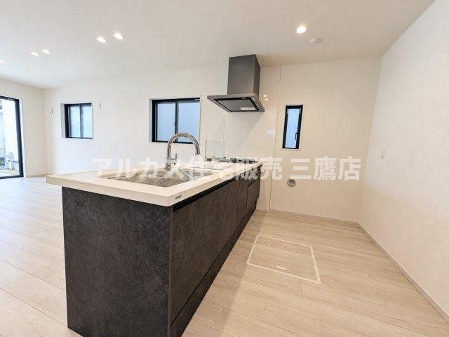 小平市学園東町3丁目　西武多摩湖線　一橋学園駅　新築戸建のキッチン|床下収納を備えており、ストック品や季節の調理器具などをスマートに保管できます。