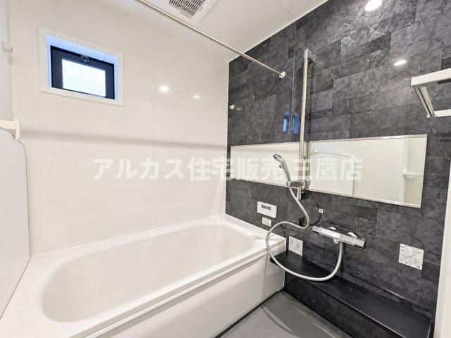 小平市学園東町3丁目　西武多摩湖線　一橋学園駅　新築戸建の浴室|ダーク調のアクセントパネルが高級感を演出する、窓付きで換気もしやすいバスルームです。