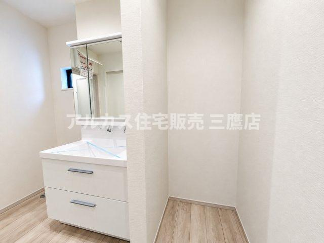 小平市学園東町3丁目　西武多摩湖線　一橋学園駅　新築戸建の洗面所|洗面化粧台の横にゆとりのある洗濯機置場が設けられた、使い勝手の良い脱衣スペースです。