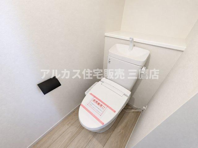 小平市学園東町3丁目　西武多摩湖線　一橋学園駅　新築戸建のトイレ|温水洗浄便座や手洗いカウンターを備えた、清潔感あふれるスタイリッシュなトイレ空間です。