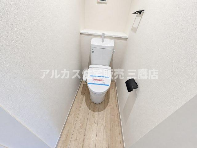 小平市学園東町3丁目　西武多摩湖線　一橋学園駅　新築戸建のトイレ|ペーパーホルダーやタオル掛けがすっきりと配置された、快適な温水洗浄便座付きトイレです。