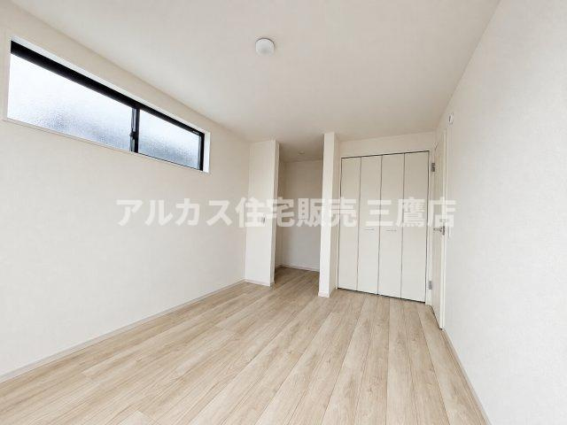 小平市学園東町3丁目　西武多摩湖線　一橋学園駅　新築戸建の洋室|プライベートを守りつつやわらかな光を取り込む高窓と、大型クローゼットを備えた洋室です。