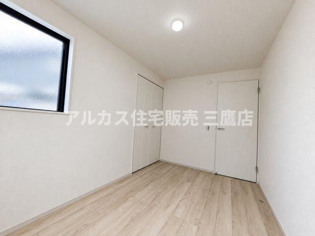 小平市学園東町3丁目　西武多摩湖線　一橋学園駅　新築戸建の洋室|白を基調とした壁面と明るいフローリングが調和した、すっきりとした印象の居室空間です。