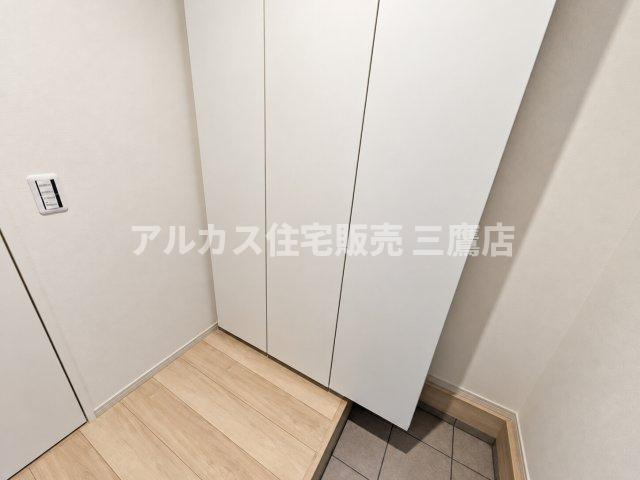 小平市学園東町3丁目　西武多摩湖線　一橋学園駅　新築戸建の玄関|トールタイプのシューズボックスを備えた、すっきりとした印象の玄関スペースです。