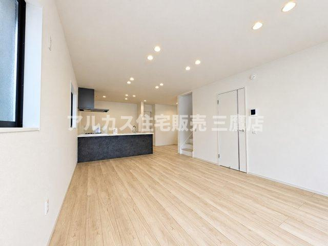 小平市学園東町3丁目　西武多摩湖線　一橋学園駅　新築戸建の居間・リビング|ダウンライトが天井をスタイリッシュに彩る、開放的で広々としたLDK空間です。