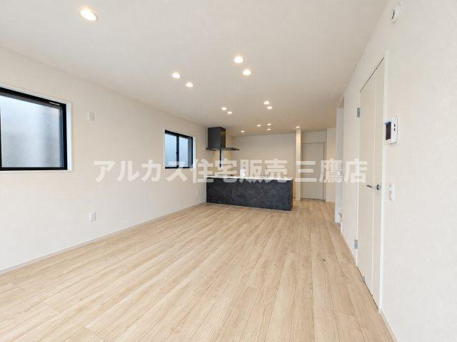 小平市学園東町3丁目　西武多摩湖線　一橋学園駅　新築戸建の居間・リビング|自然光がやさしく差し込む明るい室内で、家族みんなでゆったりとくつろげます。