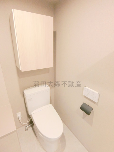 レガリス蒲田のトイレ|棚収納と温水洗浄便座付きのトイレ