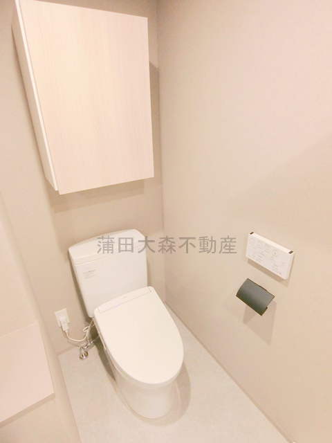 レガリス蒲田のトイレ|棚収納と温水洗浄便座付きのトイレ