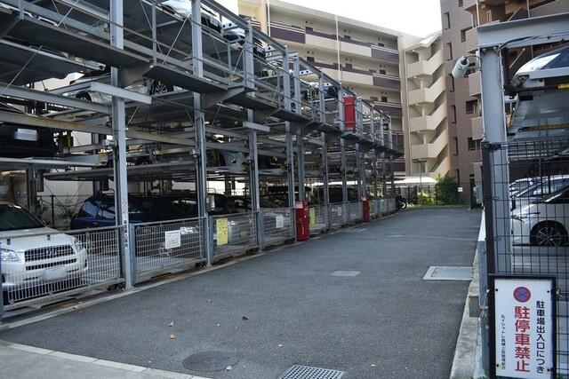 ルイシャトレ高槻上牧の駐車場