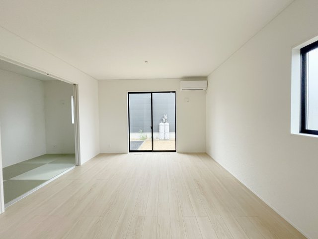 新築戸建・新築建売　白河市石切場第4　第二小・第二中の居間・リビング|嬉しいリビングエアコン付き♪和室の引き戸を開放すると更に広く使えます！