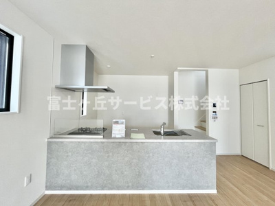 【キッチン】 | 浜松市中央区半田山1丁目 2期 新築一戸建て 1号棟 | 前から見たキッチンです