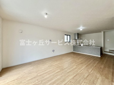 【居間・リビング】 | 浜松市中央区半田山1丁目 2期 新築一戸建て 1号棟 | リビングです
