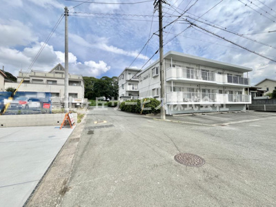 【前面道路含む現地写真】 | 浜松市中央区半田山1丁目 2期 新築一戸建て 1号棟 | 前面道路です