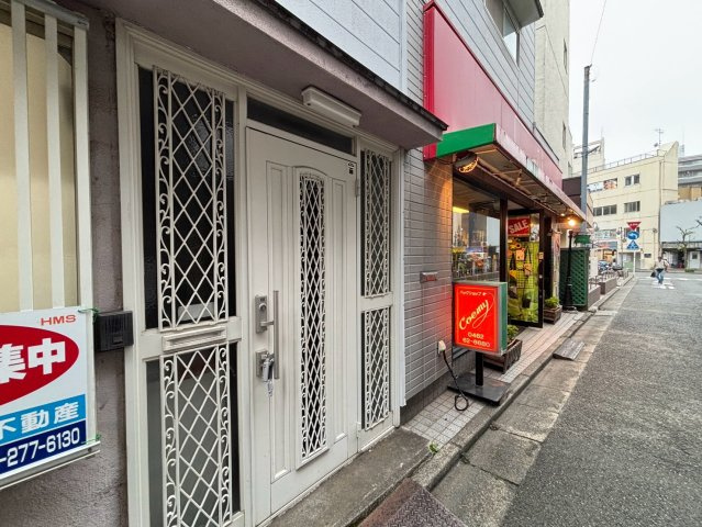 めぐみ屋ビルのエントランス