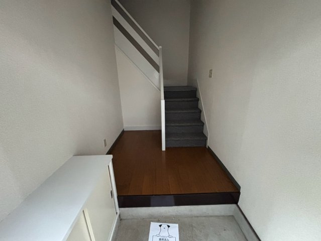 めぐみ屋ビルの玄関