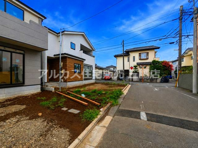 小平市学園東町3丁目　西武多摩湖線　一橋学園駅　新築戸建の前面道路含む現地写真|前面道路を含めた街並み風景。道幅があり開放的で、車の出し入れや通行もスムーズに行えます。