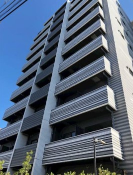 【外観】 | メイクス新中野アジールコート | 鉄筋コンクリート造のがっちりとした建物。