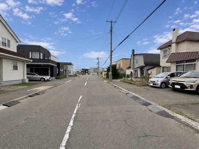前田10条19丁目　土地の前面道路含む現地写真|前面道路、南東側から撮影。幅員12.00ｍの公道