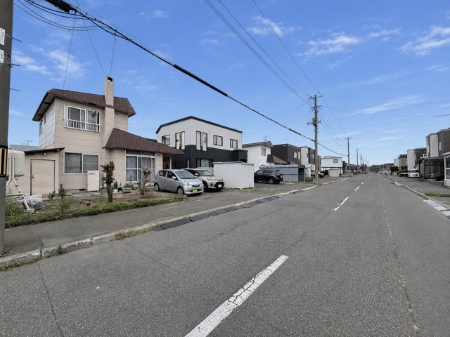 前田10条19丁目　土地の前面道路含む現地写真|前面道路、南西側から撮影。幅員12.00ｍの公道