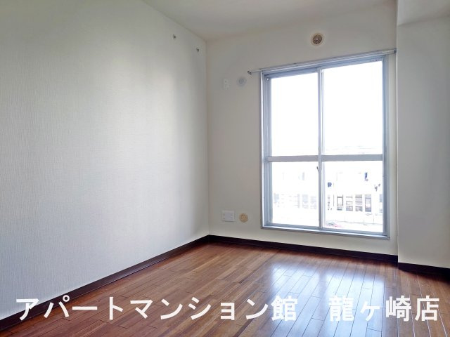 竜ヶ崎ハイツBの洋室