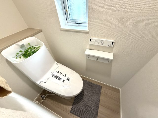 越谷市弥十郎リナージュ　新築戸建のトイレ|清潔感があり落ち着けるトイレ空間。温水洗浄便座付きで毎日快適に使えます。