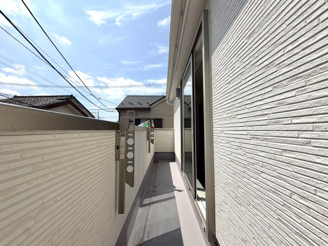越谷市弥十郎リナージュ　新築戸建のバルコニー|爽やかな風が吹き抜けるバルコニー。観葉植物を置くスペースとしても活用できます。