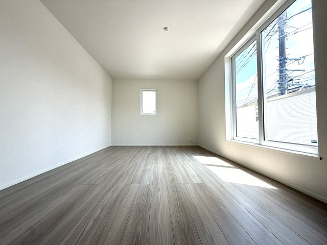 越谷市弥十郎リナージュ　新築戸建の洋室|シンプルで使いやすいデザインの洋室。窓からの風通しも良く爽やかに過ごせます。