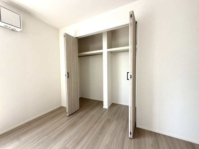 越谷市弥十郎リナージュ　新築戸建の収納|扉が邪魔にならない折れ戸タイプのクローゼット。中の荷物が一目で見渡せて出し入れがスムーズです。