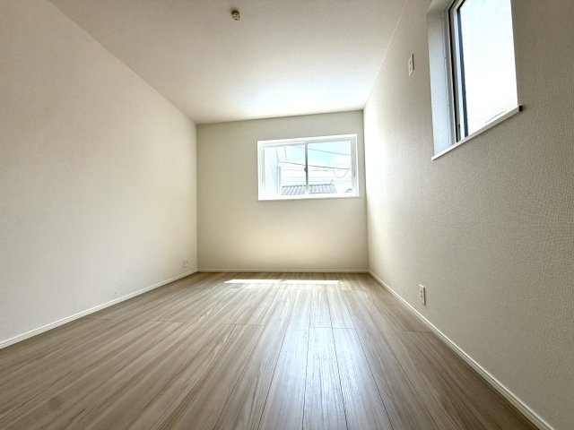 越谷市弥十郎リナージュ　新築戸建の洋室|二面採光で風通しが良く、爽やかな空気が流れる洋室。お子様の成長に合わせた子供部屋にも最適です。