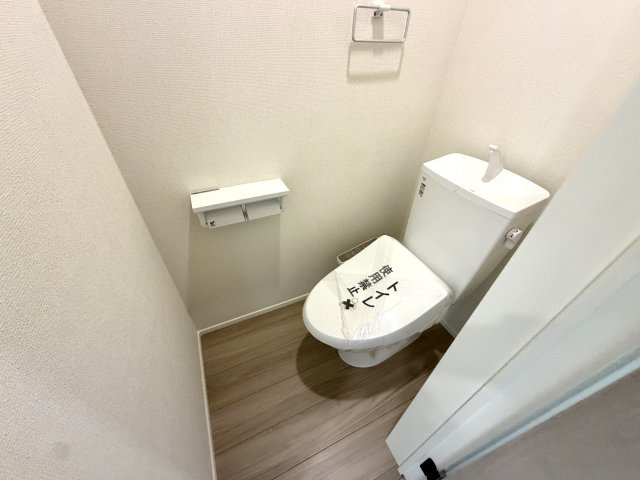 越谷市弥十郎リナージュ　新築戸建のトイレ|トイレが2つあることで毎日の順番待ちのストレスを解消。ご家族全員が快適に過ごせる嬉しい設備です。