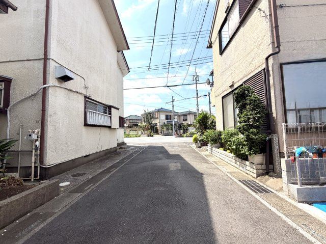 越谷市弥十郎リナージュ　新築戸建の前面道路含む現地写真|舗装がしっかり整った綺麗な前面道路。歩道もありお子様の登下校や散歩も安全です。