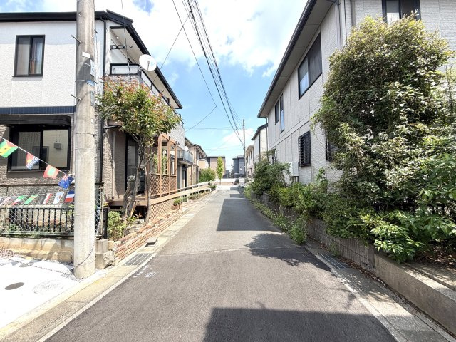 越谷市弥十郎リナージュ　新築戸建の前面道路含む現地写真|突き当たりや交通の抜け道になっていない静かな道路。外からの侵入者が少なく防犯面も良好です。