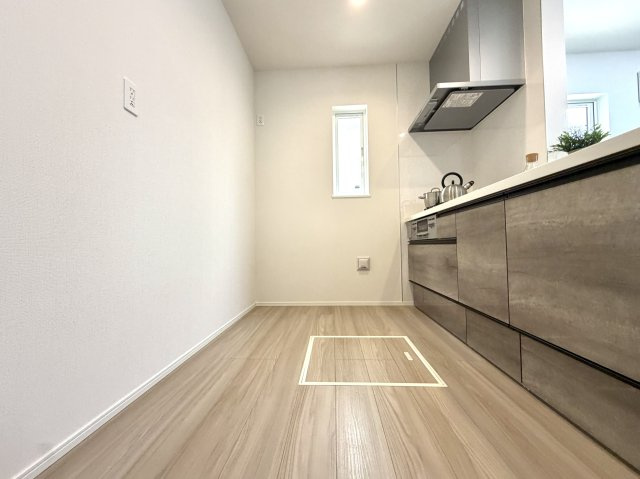 越谷市弥十郎リナージュ　新築戸建のキッチン|冷蔵庫やカップボードをすっきり配置できる、ゆとりのあるキッチンスペースです。