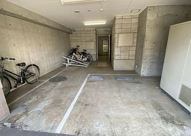 プライムアーバン早稲田の駐車場