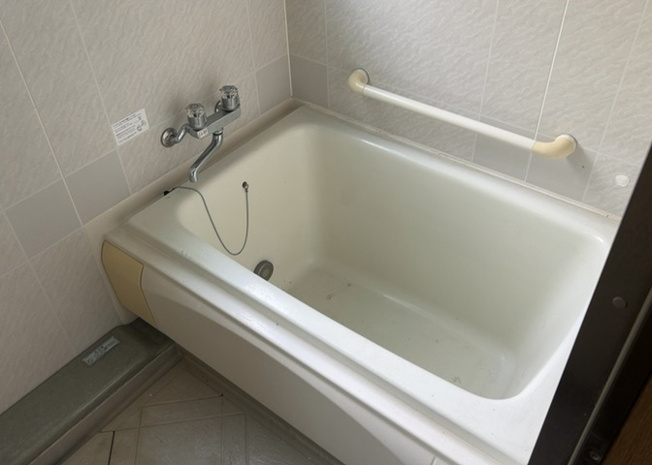【浴室】 | 入浴時の快適さも大事なことですが、綺麗な状態を維持できなければ気持ちよく入浴できません。毎日の掃除が楽という点は大事なポイントになります！カビが生えにくく掃除がしやすい、壁や浴槽を選ぶといいでしょう。