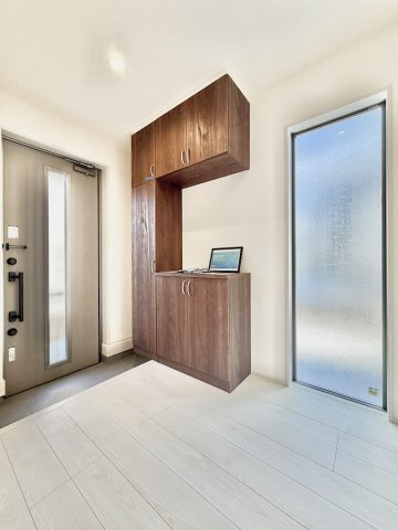 あきる野市上代継全6棟の洋室|明るく清潔感のある玄関スペース。充実した収納で靴をすっきりと整理できます。