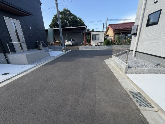あきる野市上代継全6棟の前面道路含む現地写真|前面道路は幅員にゆとりがあり車庫入れもスムーズ。見通しが良く防犯面も安心です。