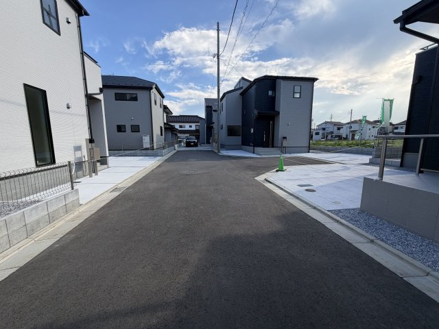 あきる野市上代継全6棟の前面道路含む現地写真|前面道路は幅員にゆとりがあり車庫入れもスムーズ。見通しが良く防犯面も安心です。