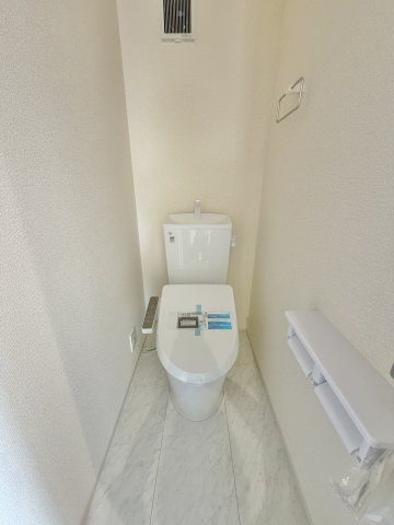 あきる野市上代継全6棟のトイレ|清潔感のある快適なトイレ空間。お手入れがしやすく、心地よい環境を保てます。