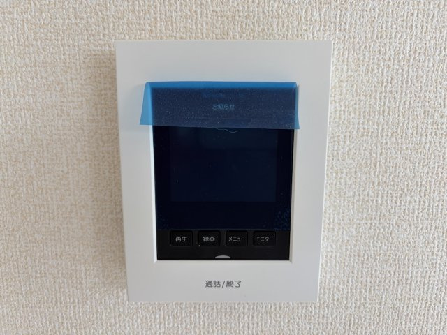あきる野市上代継全6棟の防犯設備|来訪者の顔を室内から確認できるモニター付きインターホン。防犯面に配慮された設備です。