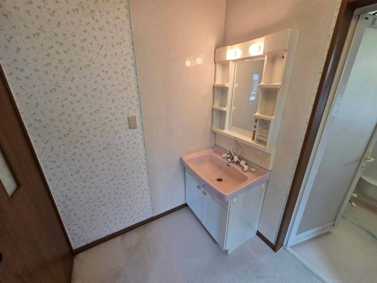 昭和南4丁目　5SLDK　中古住宅の独立洗面台