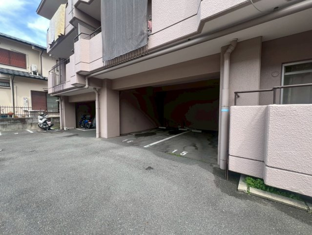 ユーハイツ千里の駐車場