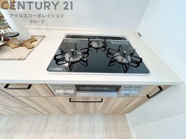 多数の調理器具を同時に使用でき、料理の効率化が可能。省エネで節約になり、様々な料理スタイルに適応できます。また、火力調整が独立しており、手入れや掃除もしやすく、今よりもっとお料理が楽しくなるかも。