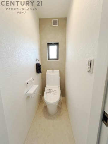 温水洗浄便座付トイレは温水洗浄機能により、暖かい水でおしりを洗浄することができ、冷たい水を使う従来の便座に比べ、温水洗浄機能で暖かいトイレを提供し、快適な使用を可能にします。